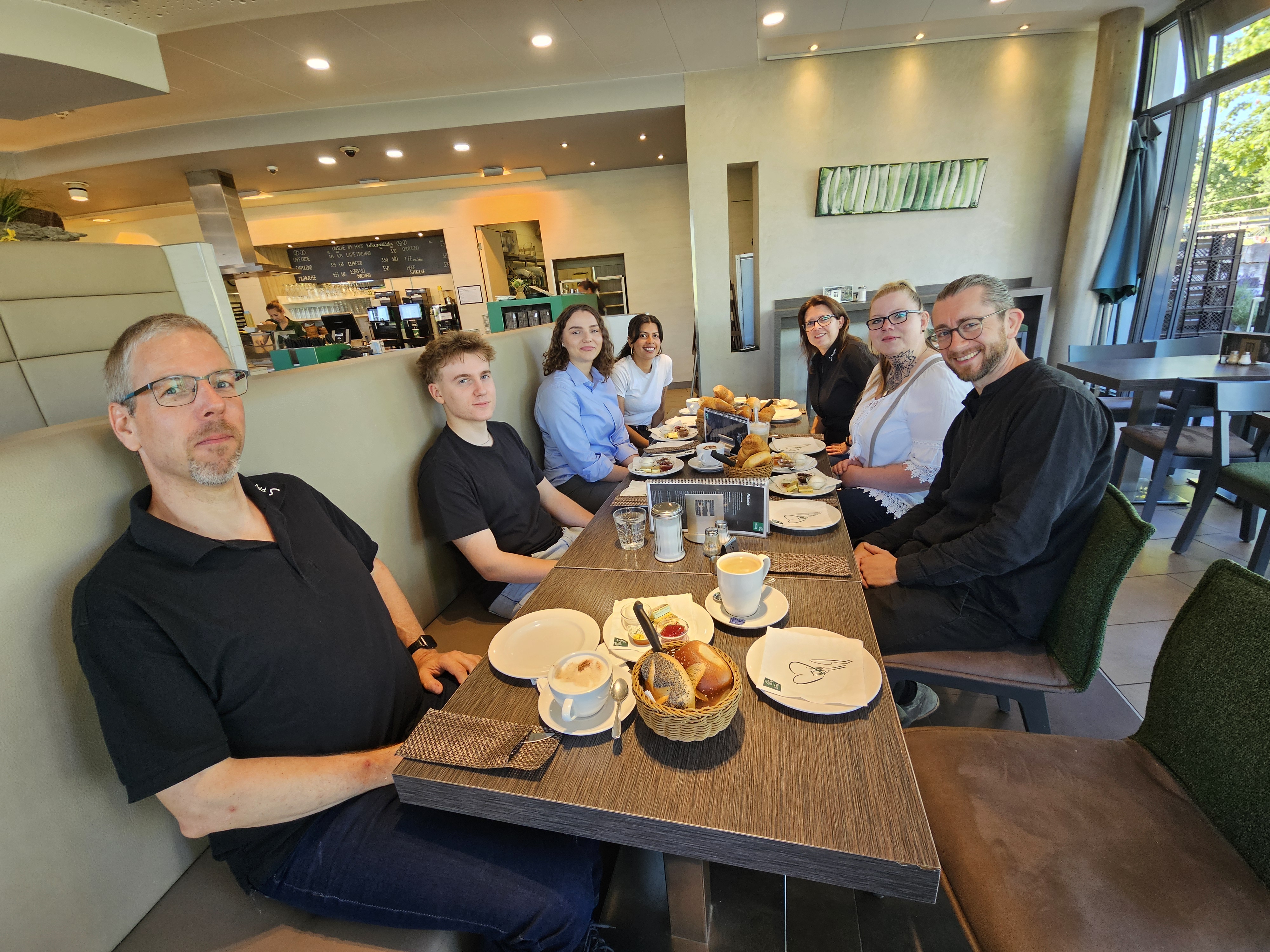 Teamfoto S-Projekt | architektur beim gemeinsamen Frühstück